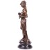 Nő szőlőfürtökkel - bronz szobor képe
